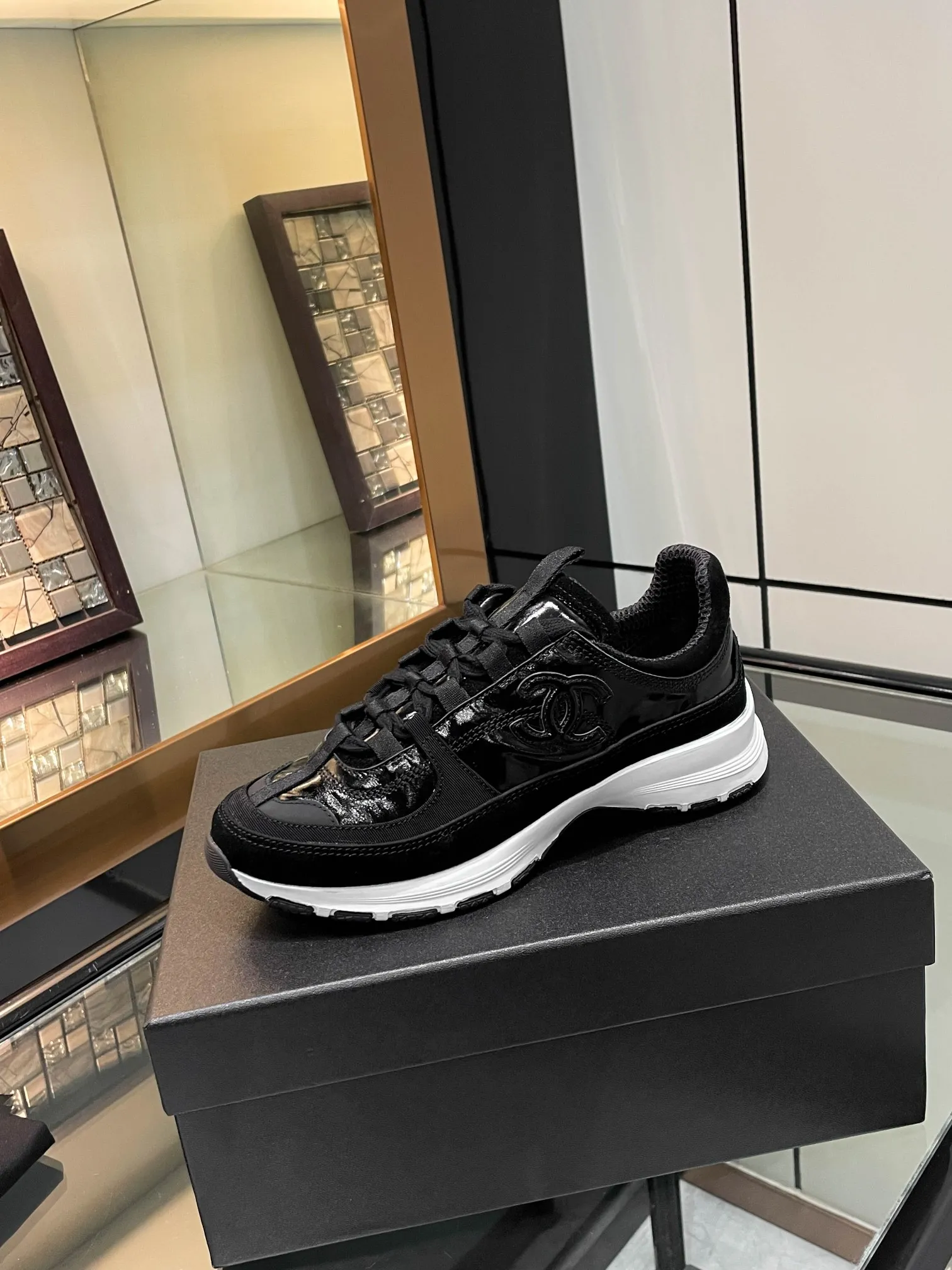 👟👟Ex-factory price 580👟👟 Chanel Chanel 25SS latest white shoes, casual sports shoes, skate shoes, original purchase, development and production, Xiaoxiang C Home counter is another super hot model, loved by Internet celebrity bloggers and ladies, various praises on social platforms, super popular, high quality, breathable, super spring and summer, seeing this issue can always arouse the inner desire of girls for fashion. The latest calfskin material Classic black and white color scheme, fashionable on the feet and easy to care for #Material: Original customized imported cowhide material #Inner lining: Customized soft sheepskin lining #Sole: Original molded TPU non-slip outsole #Sole thickness: 2.5CM Size: 35-40